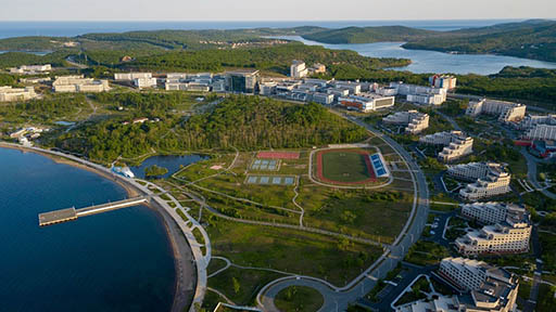 Центральный учебный корпус и кампус университета. Источник фото: Дальневосточный федеральный университет